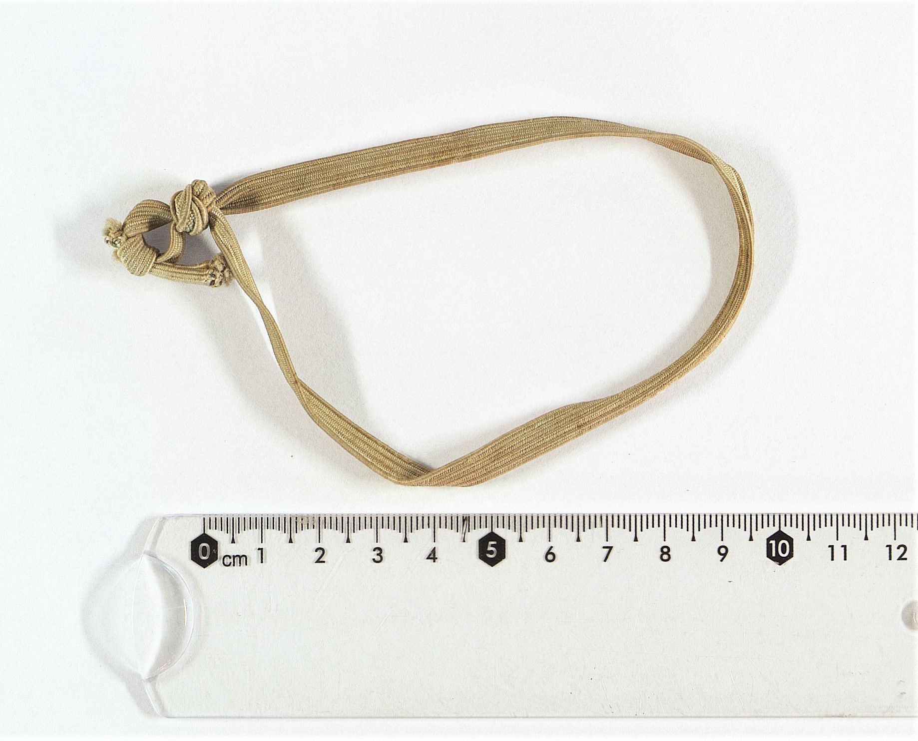 Elastique indiquant la taille de la cuisse de Suzanne Burdin lors de sa libération (84 J 52, 1944)