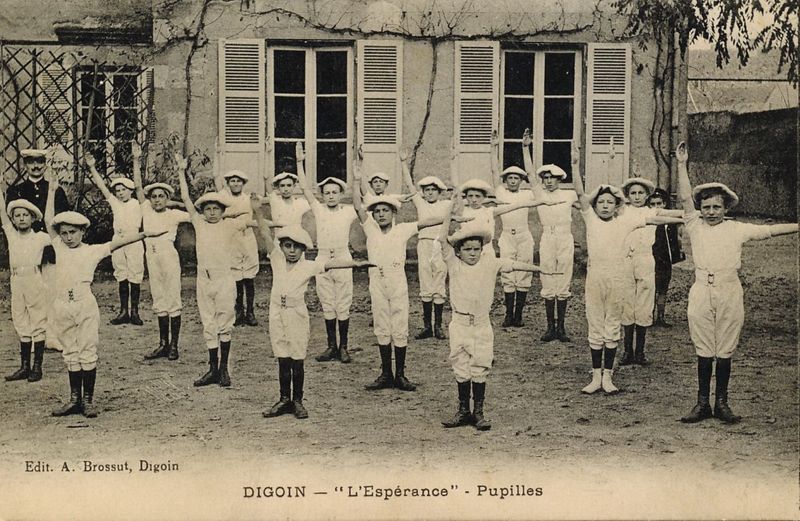 Les petits gymnastes du club de l'Espérance de Digoin" (6 Fi 8137, après 1903)