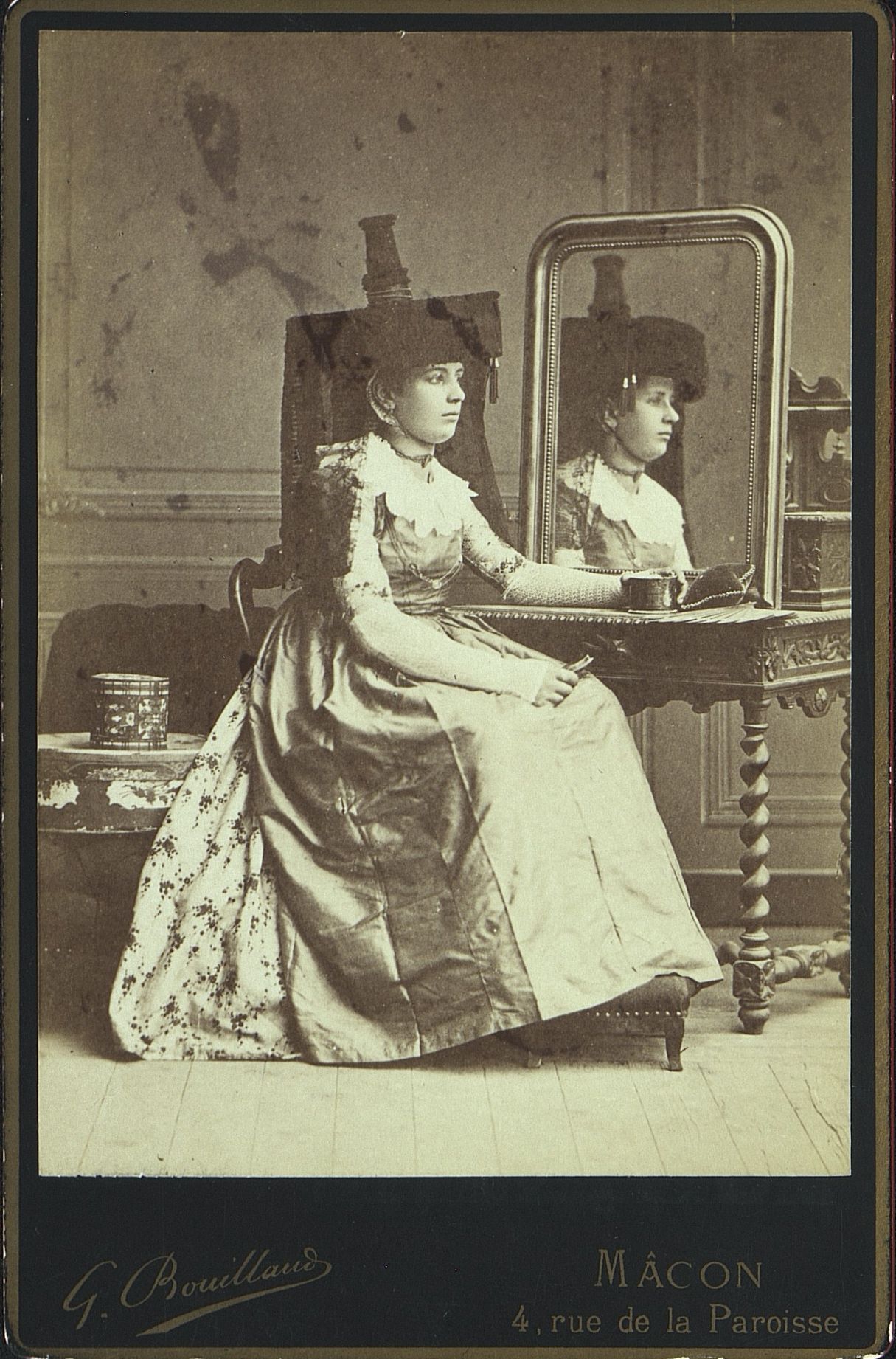 Photographie d'une Mâconnaise en costume traditionnel (2 Fi 4/233 (10), s.d.)