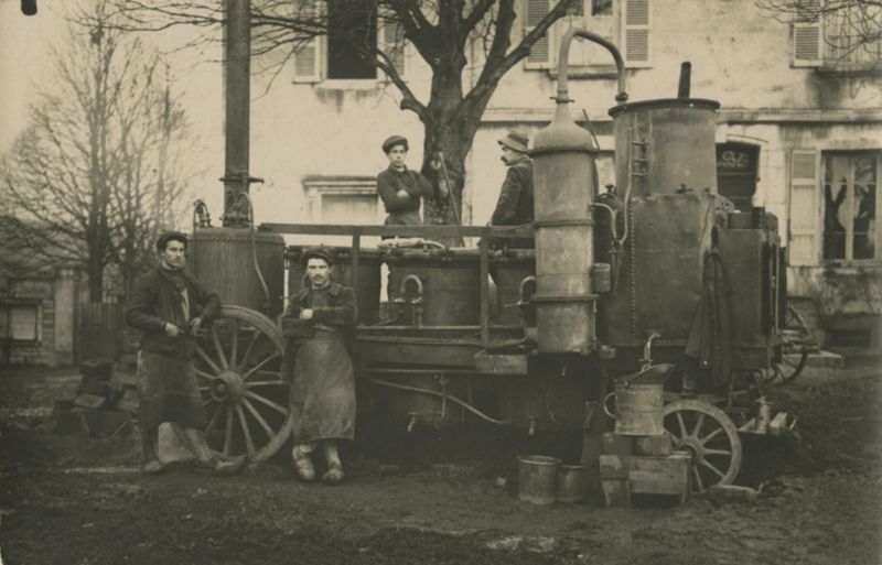 Photographie : le bouilleur de cru à Clessé (15 NUM, 20ème siècle)