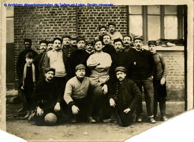 Zoom "Football et archives", photo équipe de football de l'ambulance 3 du 21ème Corps, 1915 (12 NUM 071/28)