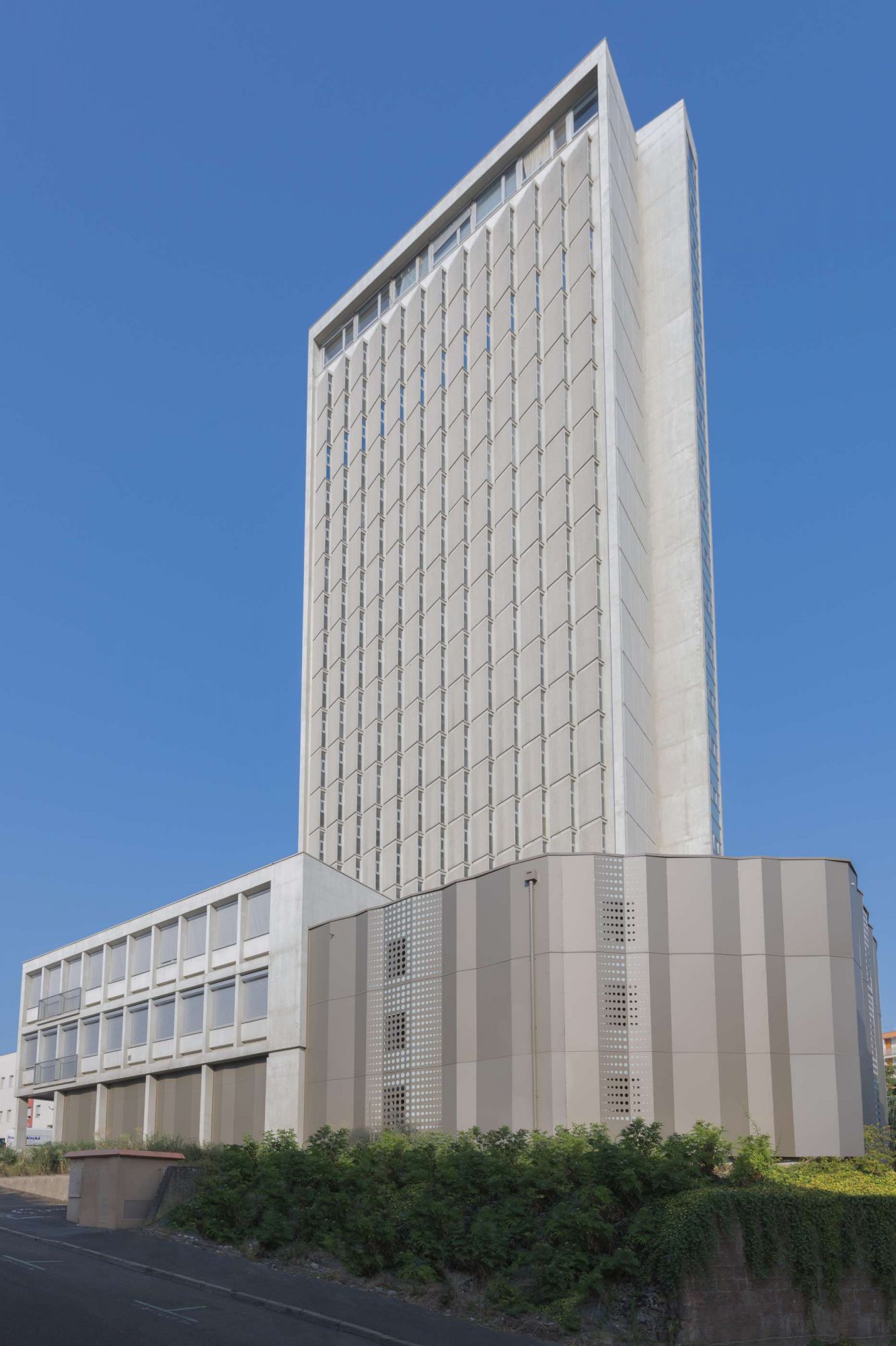 Vue de la tour et de la nouvelle extension des Archives départementales