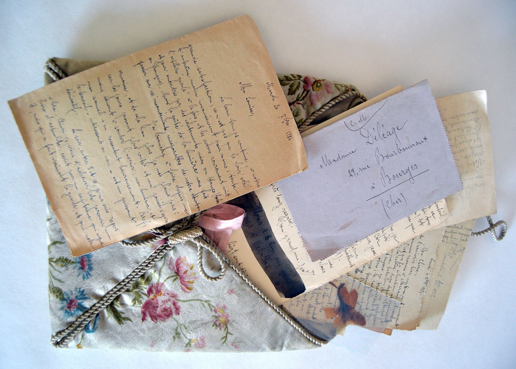 Ecrin de tissu de Louise Déléage accueillant la correspondance de son mari. (AD71, 53 J 6)