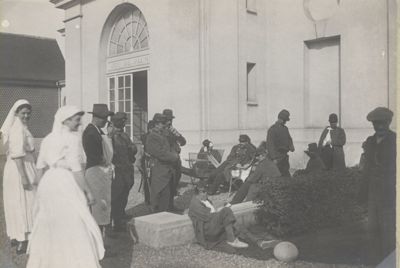 Aperçu de l'entrée de la salle du jeu de paume en septembre 1914. Collection AFB.