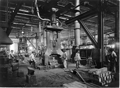 Ateliers d'artillerie. Chaudronnerie. 1914. Collection AFB. Sur cette photographie, marteaux-pilons et enclumes témoignent de procédés traditionnels du travail du métal.