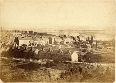 Le Creusot, bâtiments des Alouettes, rue de Montchanin, puits des Moineaux - 1864. © CUCM, Collection Écomusée, reproduction D. Busseuil.