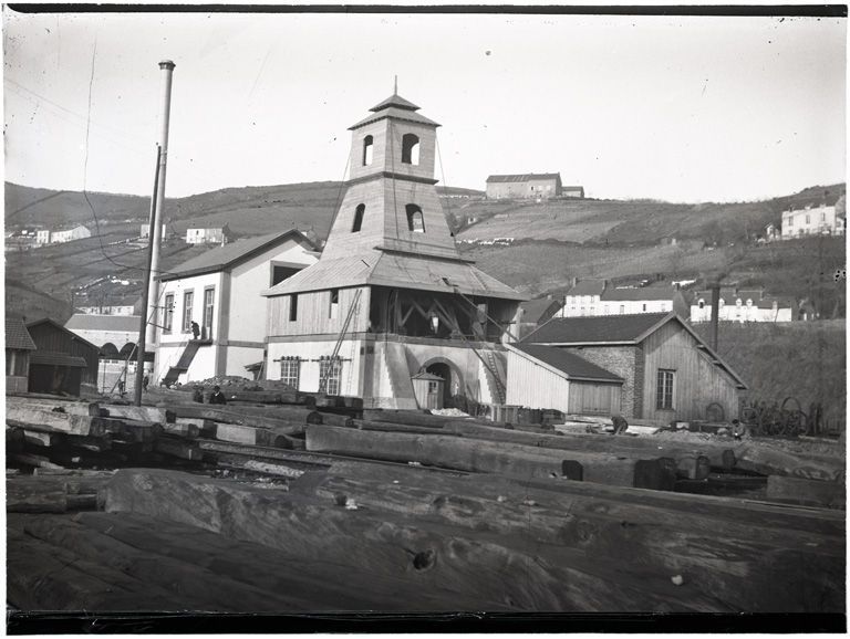Le puits Saint-Antoine. Puits mis en activité normale en 1902. L'installation d'un chevalement provisoire, puis du chevalement définitif (provenant du puits XXX), a débuté en 1898. Positif d'après plaque de verre, entre 1898 et 1902. © CUCM, Collection Ec