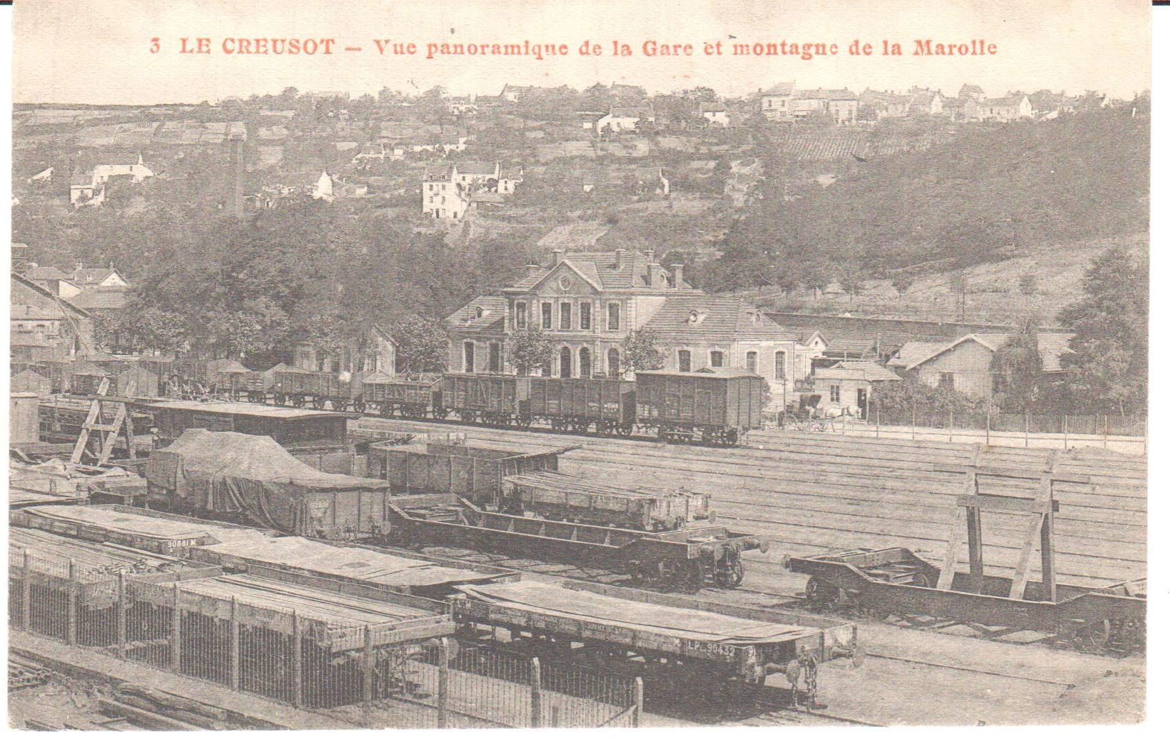 Le Creusot. Vue panoramique de la Gare et montagne de la Marolle. Carte postale mise en circulation le 1er décembre 1916. Collection privée.
