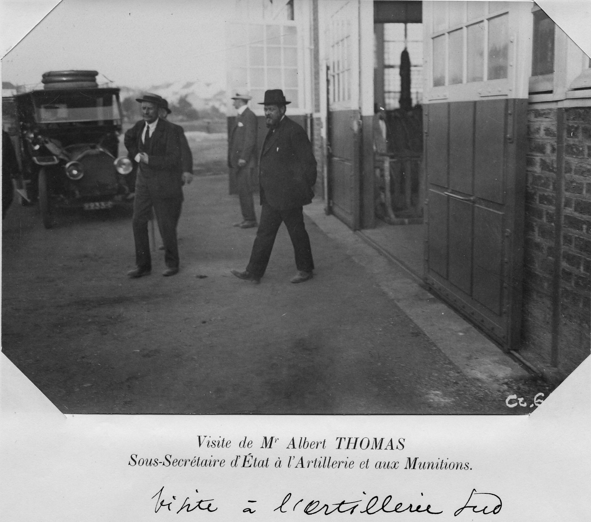 Visite de M. Albert Thomas, sous-secrétaire d'Etat à l'Artillerie et aux munitions. Collection AFB 01PHCHRONO1PF000627