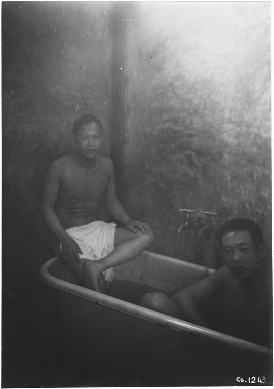Le Creusot : Cantonnement chinois - vue d'intérieur : salle de bains. 1917. Collection Ecomusée