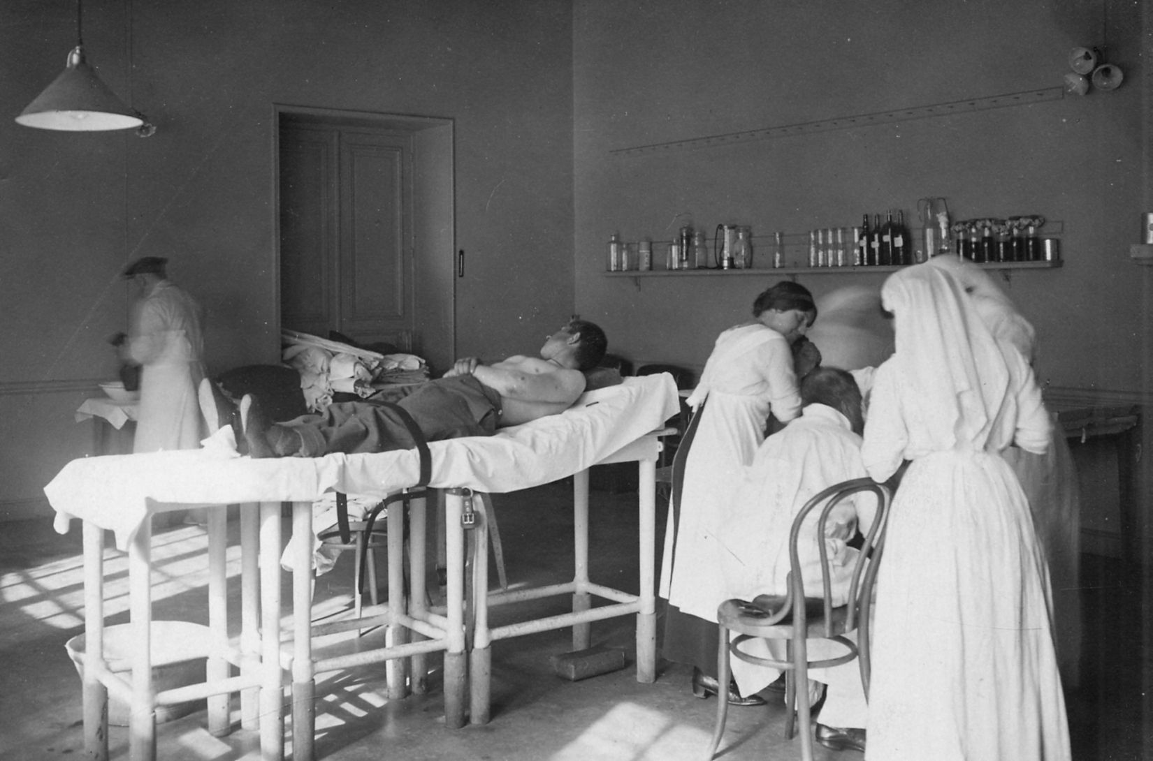 Hôpital temporaire n°27- Septembre 1914-Château de la Verrerie- Salle d'opération et de soins. Collection AFB.