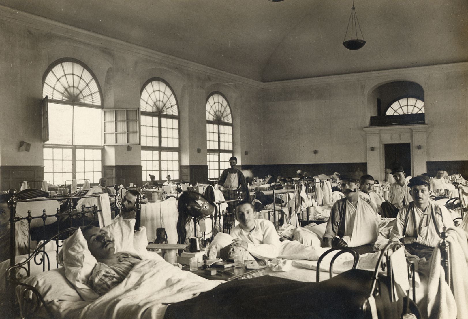 Hôpital temporaire n°27- Septembre 1914-Château de la Verrerie- Salle des blessés. Collection AFB.