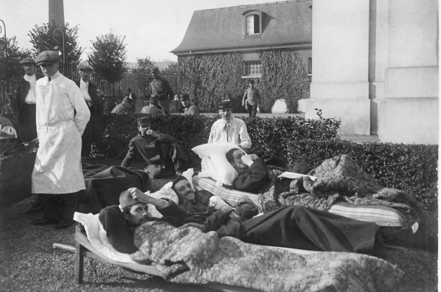 Hôpital temporaire n°27- Septembre 1914-Château de la Verrerie- Blessés se reposant à l'extérieur. Collection AFB.