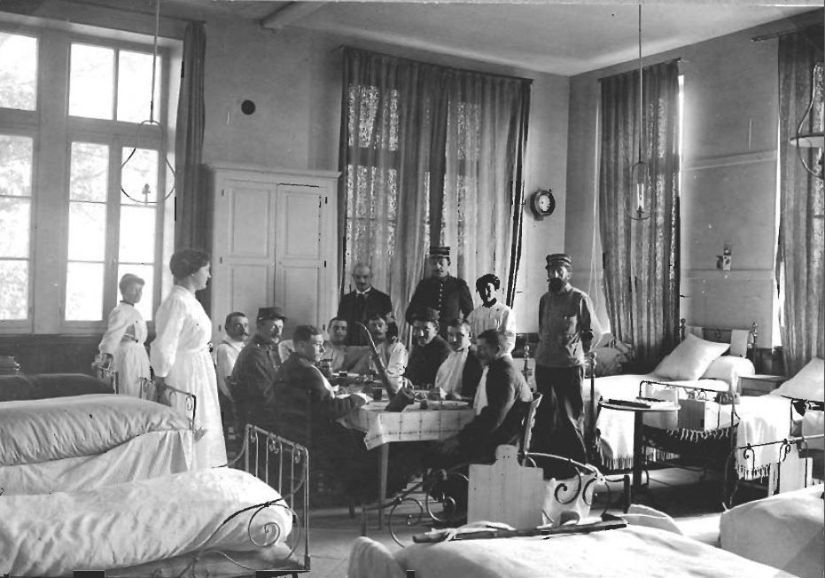 Hôpital temporaire n°64- Octobre 1914-Ecole de filles - Groupe Est Croix-Menée- salle des hospitalisés. Collection AFB.