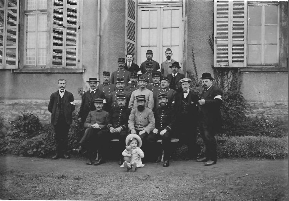 Hôpital temporaire n°64- Octobre 1914- Ecole de filles - Groupe Est Croix-Menée- Groupe du personnel soignant. Collection AFB.