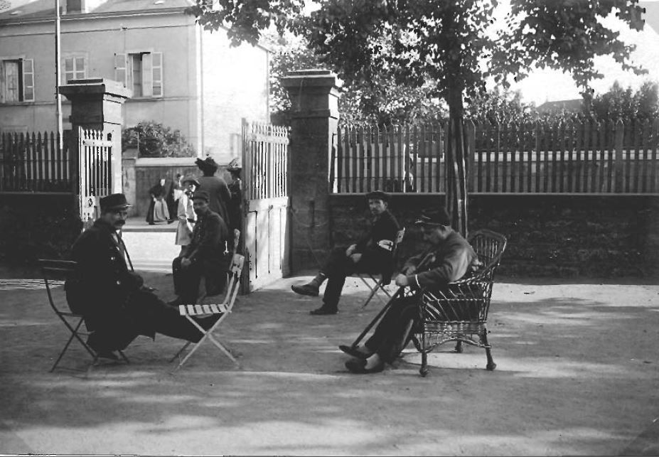 Hôpital temporaire n°64- Octobre 1914-Ecole de filles - Groupe Est Croix-Menée- Convalescents dans la cour. Collection AFB.