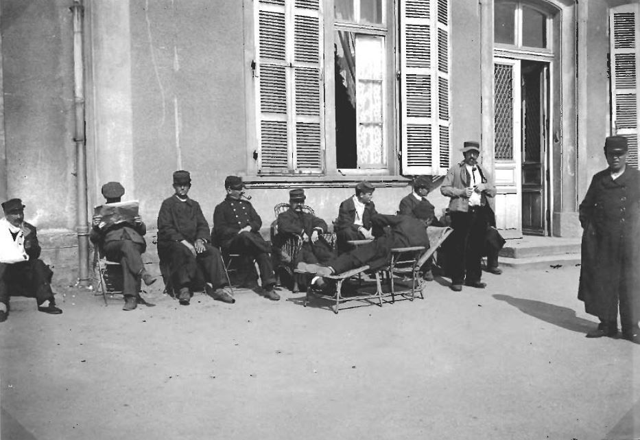 Hôpital temporaire n°64- Octobre 1914-Ecole de filles - Groupe Est Croix-Menée- Convalescents dans la cour. Collection AFB.