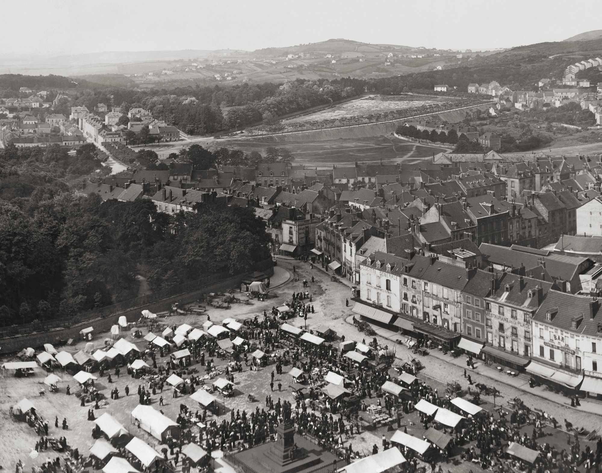 Place du marché, Le Creusot, juin 1916.  CUCM, document Ecomusée, reproduction D. Busseuil.