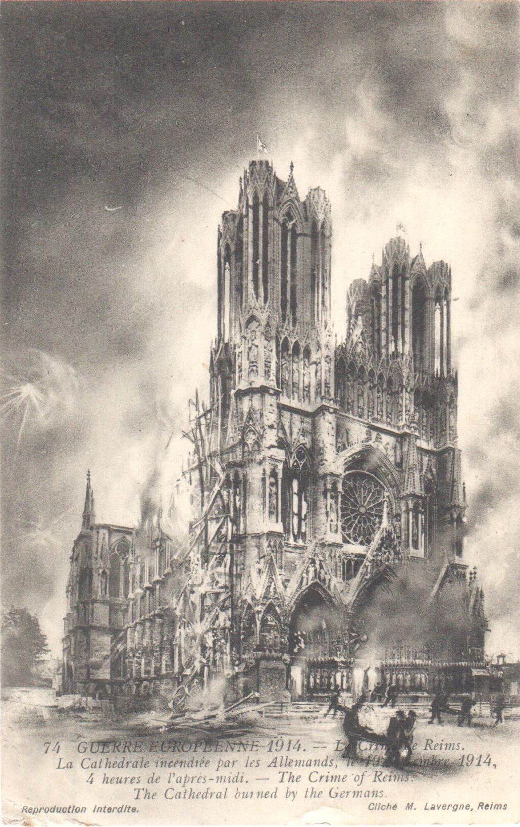 Guerre européenne 1914. Le crime de Reims. La cathédrale incendiée par les Allemands le 19 septembre 1914, 4 heures de l'après-midi. Louis Rochette à son fils Raymond. Carte en circulation le 29 janvier 1915. Collection Rochette.